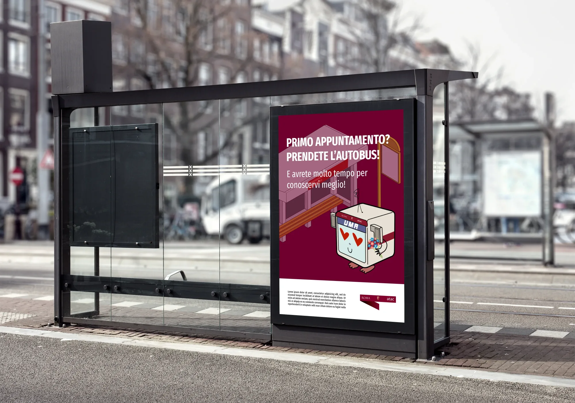 Manifesto a una fermata dell'autobus con il testo «Primo appuntamento? Prendete l'autobus!» e la mascotte con due cuori sul volto