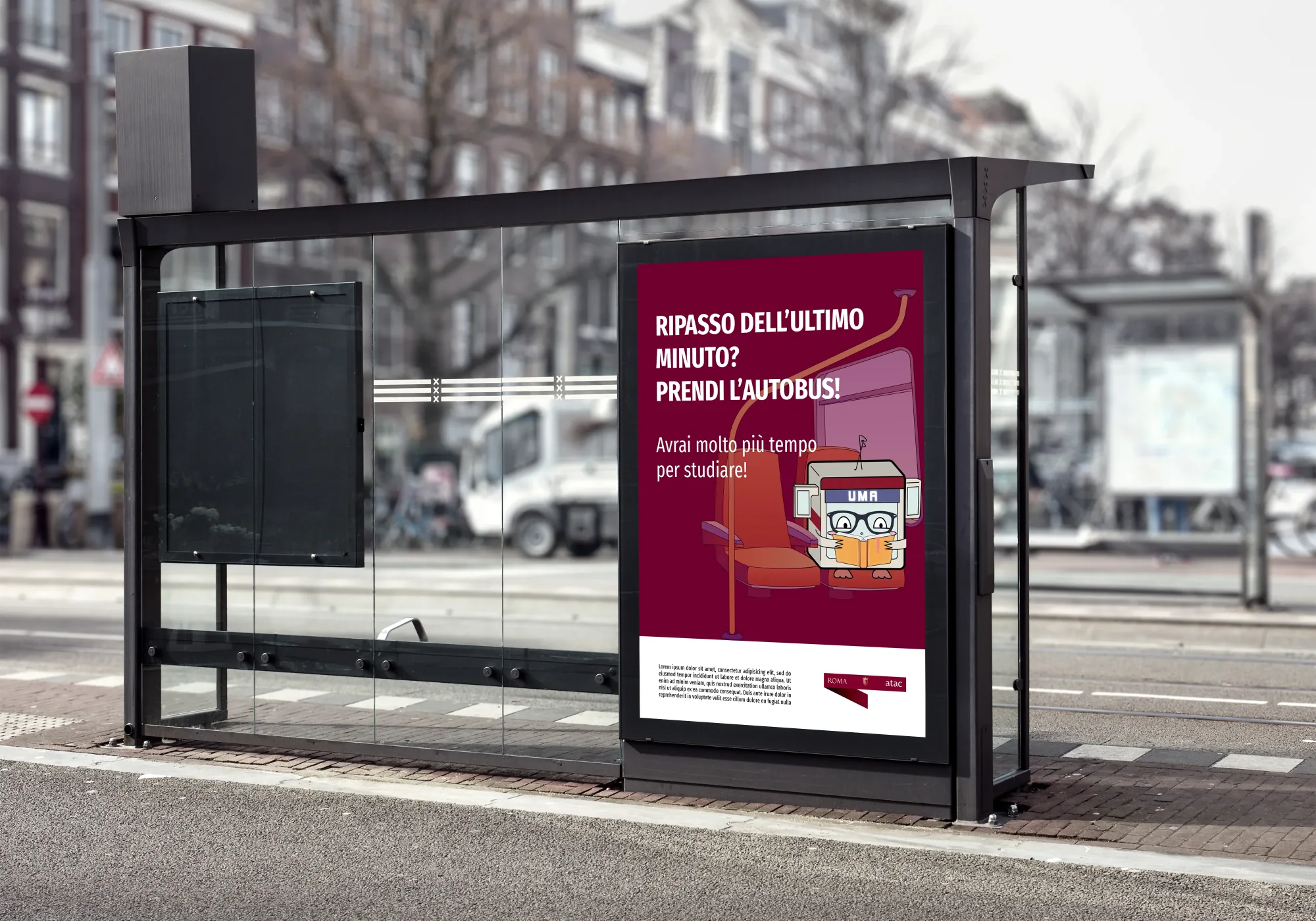 Manifesto a una fermata dell'autobus con il testo «Ripasso dell'ultimo minuto? Prendi l'autobus!» e la mascotte con gli occhiali