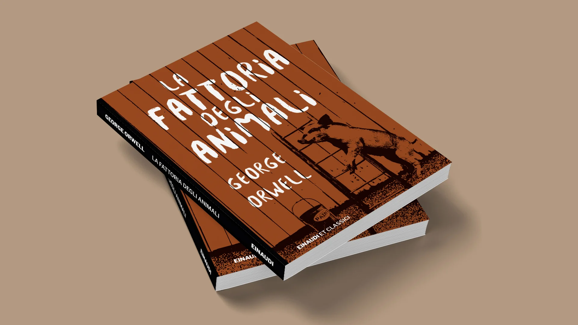 Due copie impilate del libro La Fattoria degli Animali di George Orwell: copertina marrone con il titolo bianco scritto a mano e un maiale in piedi accanto a una scala
