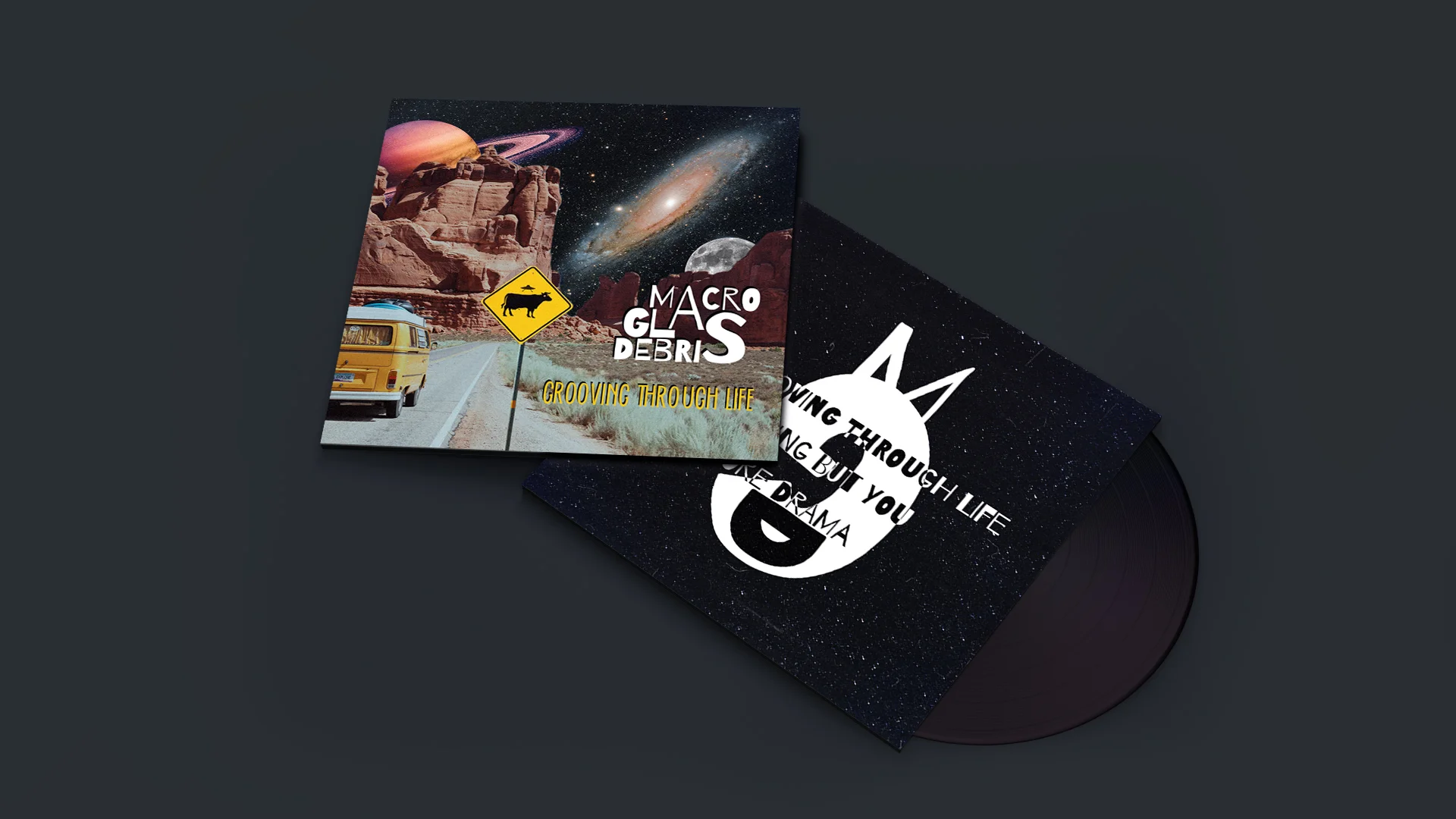 La copertina dell'album accanto a un vinile in busta nera con il disegno bianco di un volto stilizzato