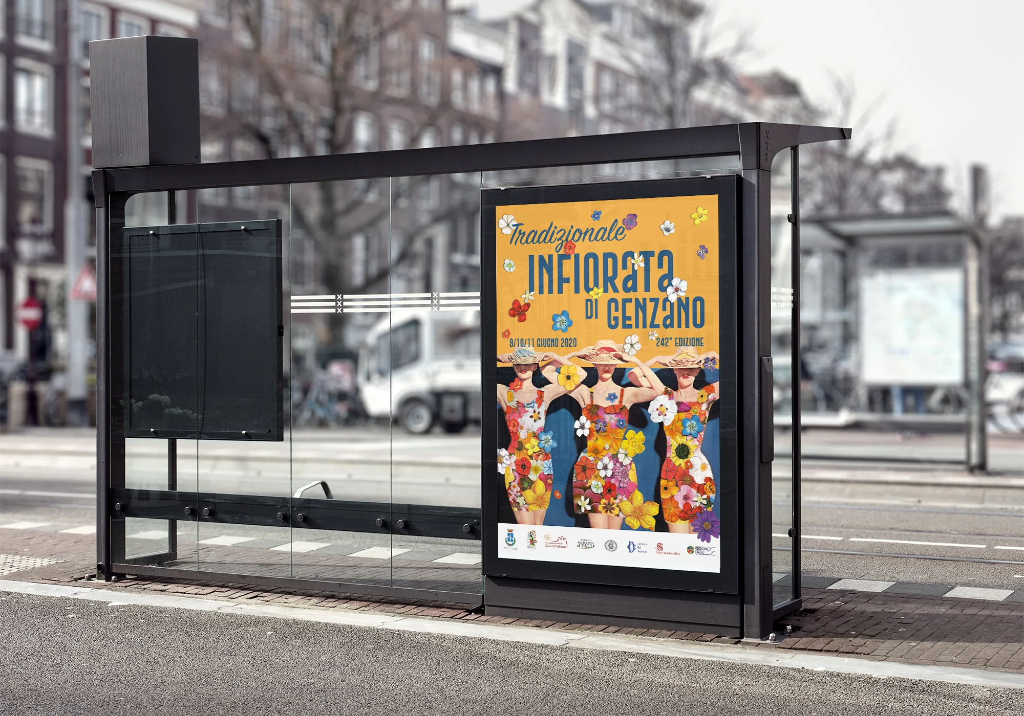 Manifesto verticale dell'Infiorata a una fermata dell'autobus, con tre figure vestite di fiori