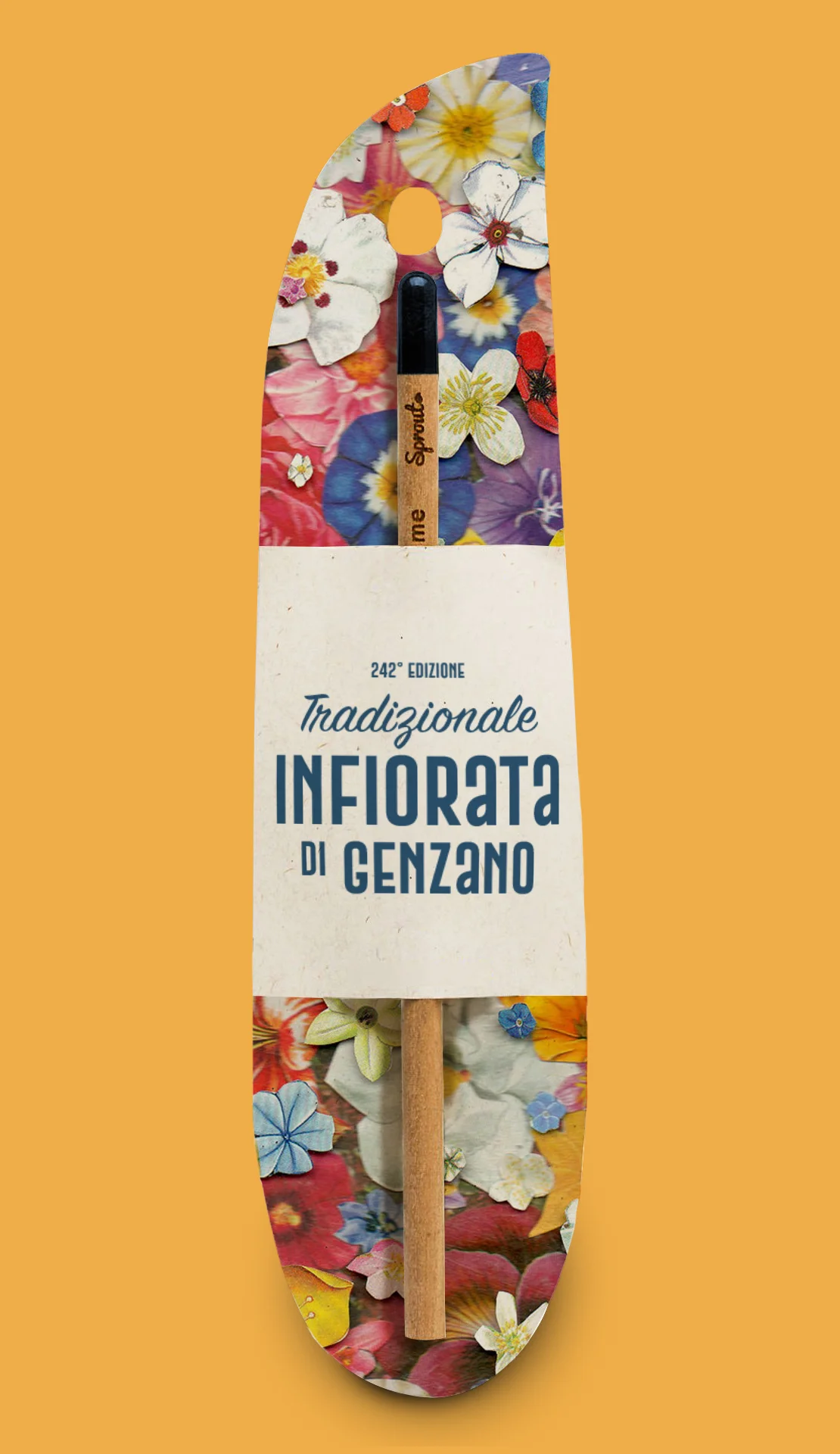 Gadget: una matita con una fascetta con il logo dell'evento su una grafica di fiori