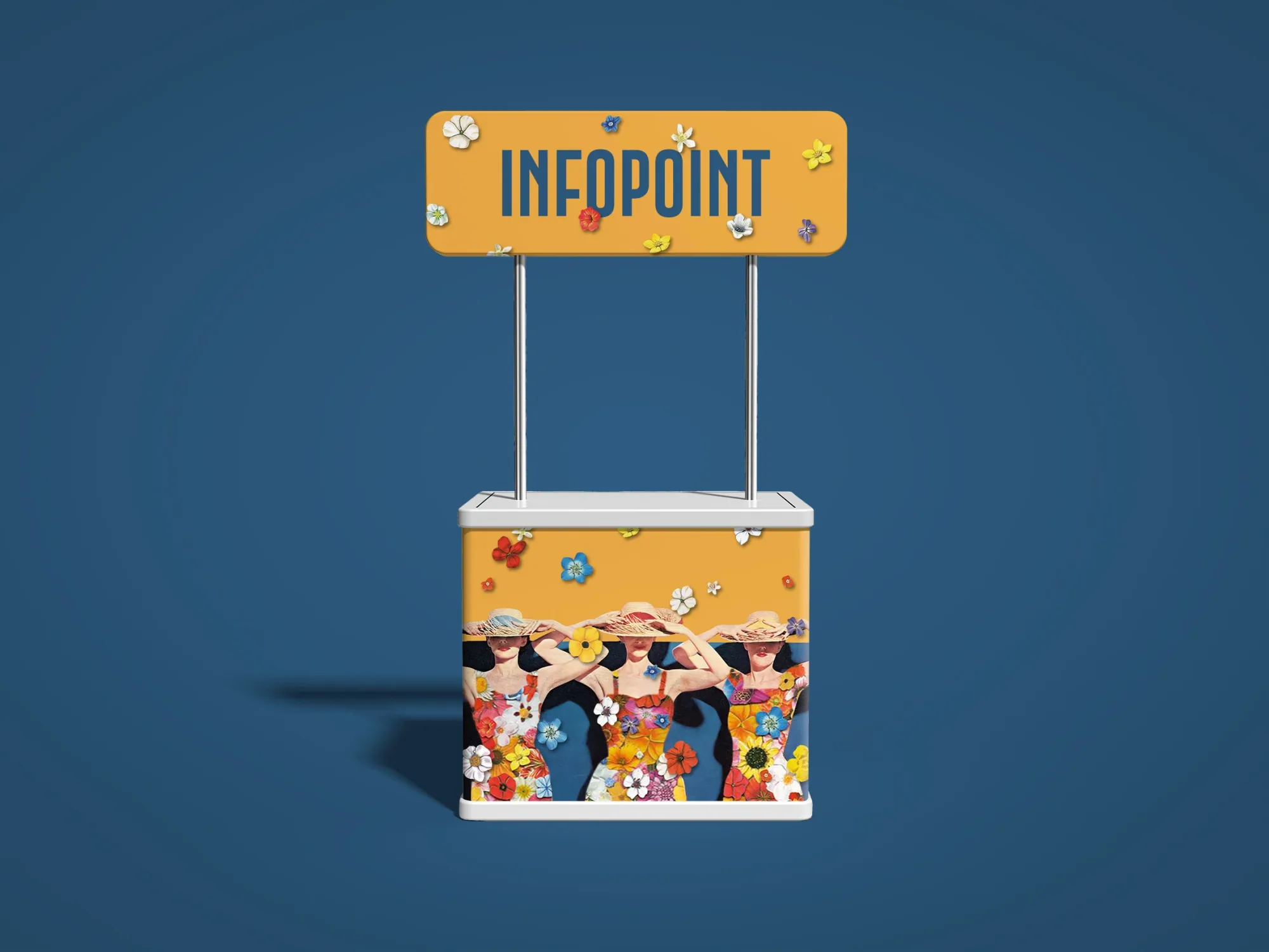 Punto informazioni dell'evento con l'insegna Infopoint e le figure con abiti di fiori sul fronte