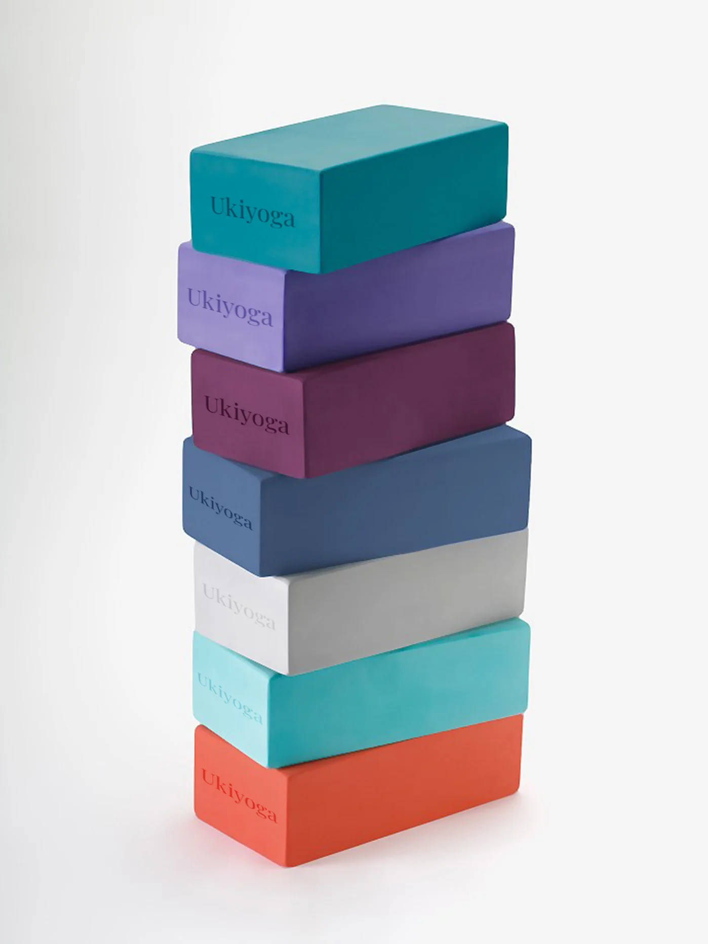 Pila di mattoncini da yoga colorati con la scritta Ukiyoga